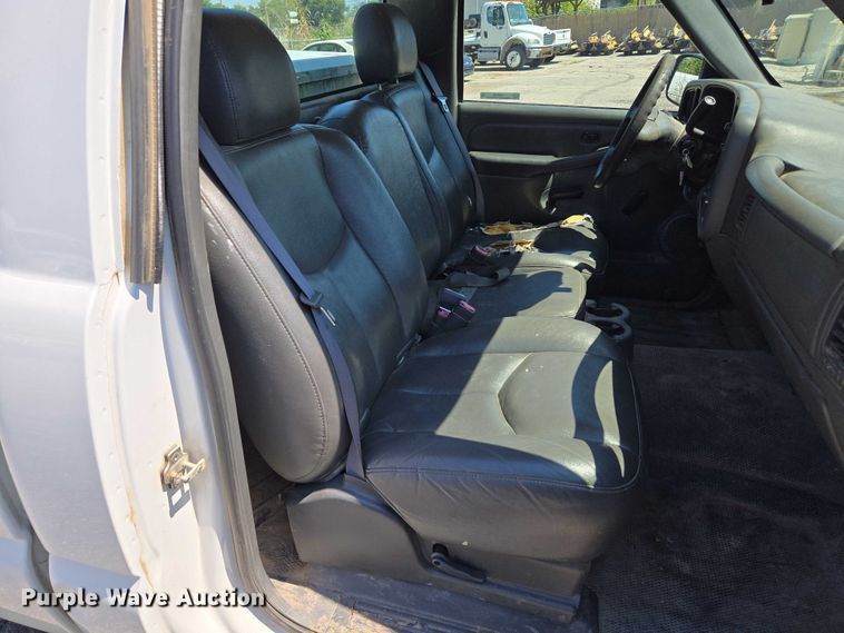 image for item EG8208 2004 GMC Sierra 1500 pickup truck