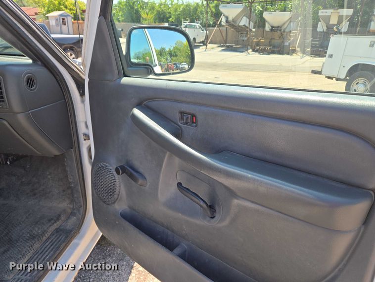 image for item EG8208 2004 GMC Sierra 1500 pickup truck