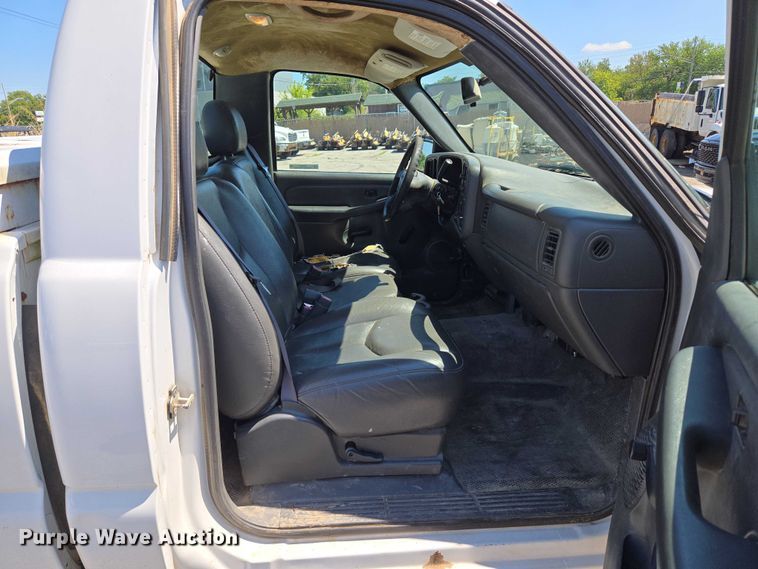 image for item EG8208 2004 GMC Sierra 1500 pickup truck