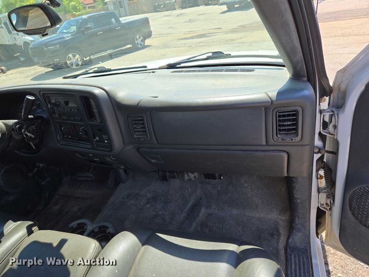 image for item EG8208 2004 GMC Sierra 1500 pickup truck