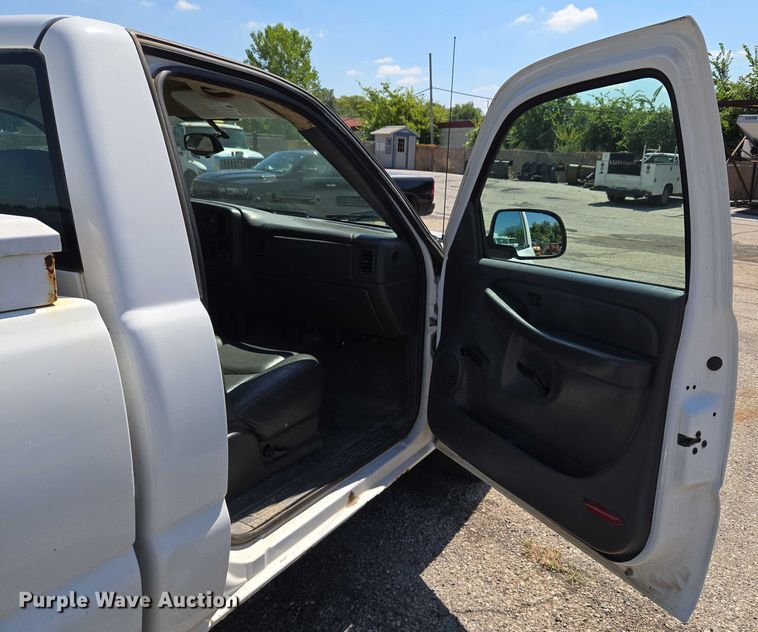 image for item EG8208 2004 GMC Sierra 1500 pickup truck