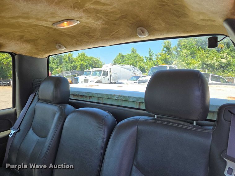 image for item EG8208 2004 GMC Sierra 1500 pickup truck