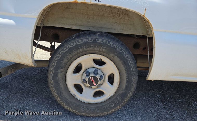 image for item EG8208 2004 GMC Sierra 1500 pickup truck