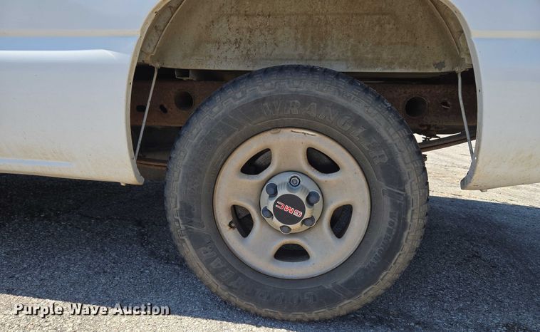 image for item EG8208 2004 GMC Sierra 1500 pickup truck