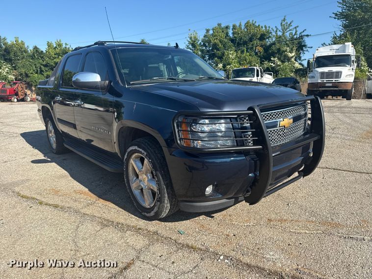 image for item EG8213 2008 Chevrolet Avalanche pickup truck