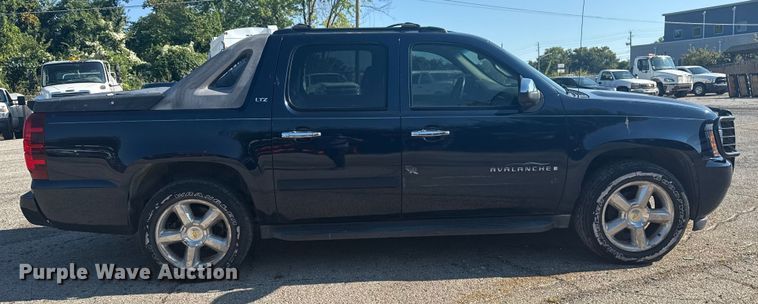 image for item EG8213 2008 Chevrolet Avalanche pickup truck