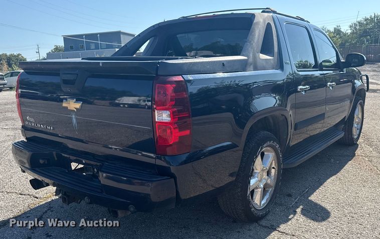 image for item EG8213 2008 Chevrolet Avalanche pickup truck