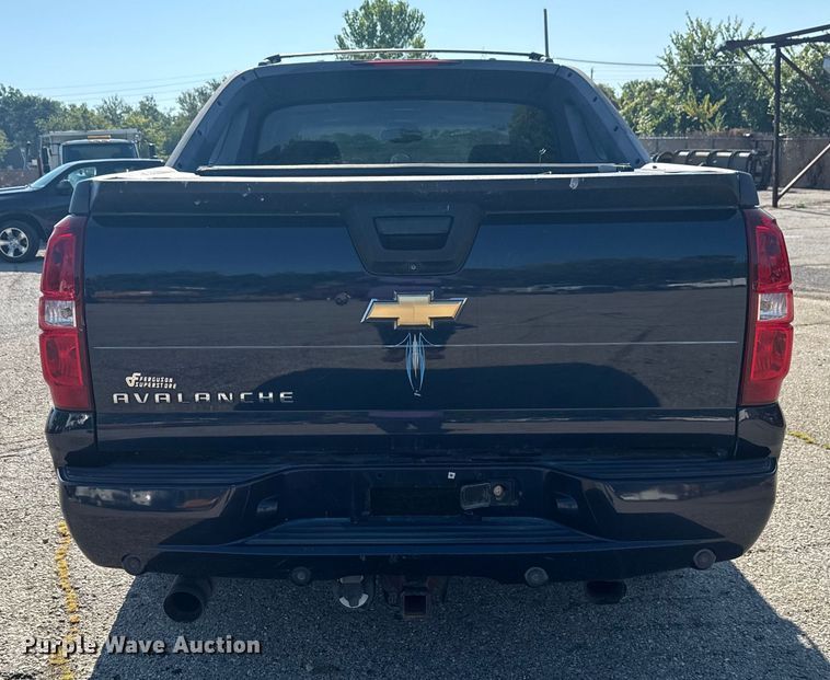image for item EG8213 2008 Chevrolet Avalanche pickup truck