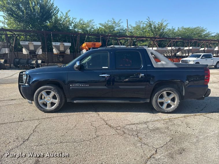 image for item EG8213 2008 Chevrolet Avalanche pickup truck