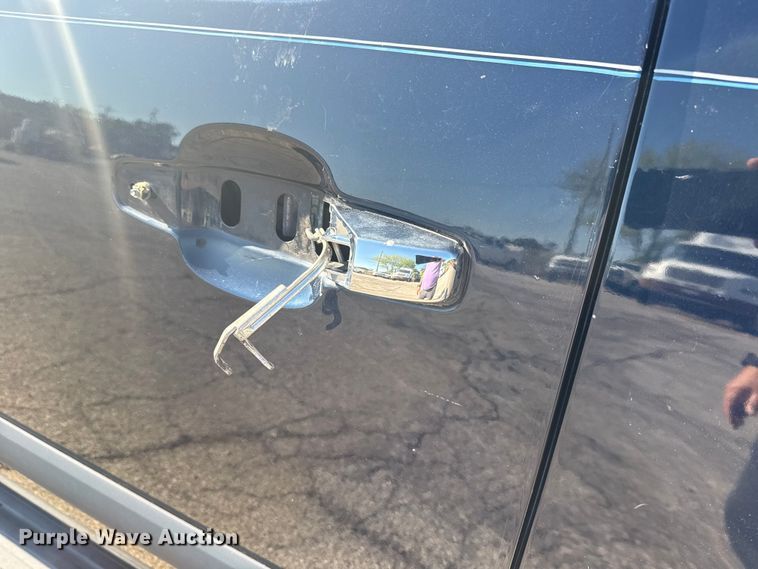 image for item EG8213 2008 Chevrolet Avalanche pickup truck