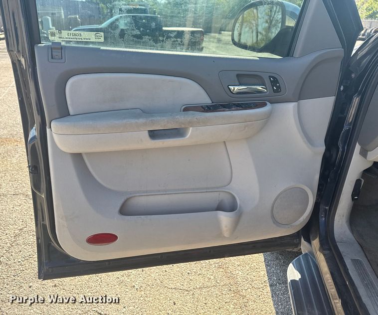 image for item EG8213 2008 Chevrolet Avalanche pickup truck