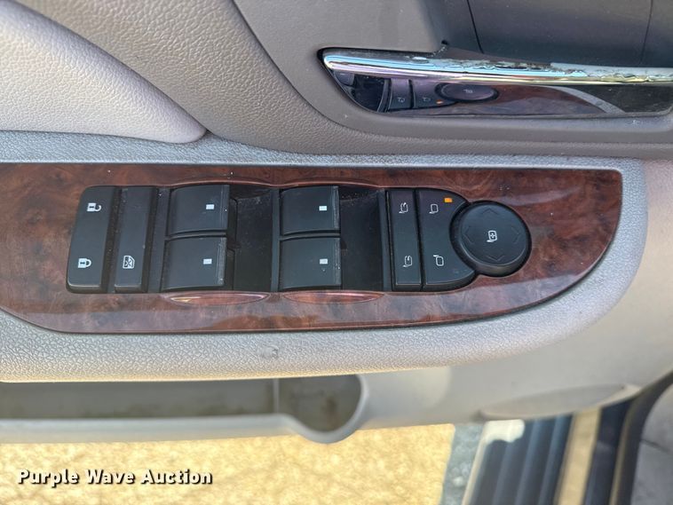 image for item EG8213 2008 Chevrolet Avalanche pickup truck