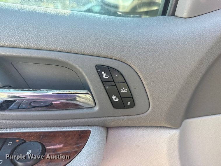 image for item EG8213 2008 Chevrolet Avalanche pickup truck