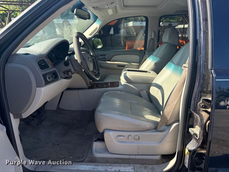 image for item EG8213 2008 Chevrolet Avalanche pickup truck