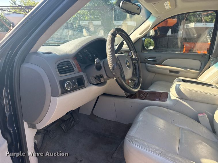 image for item EG8213 2008 Chevrolet Avalanche pickup truck