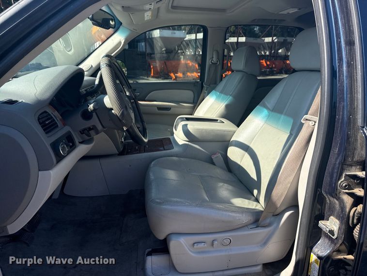 image for item EG8213 2008 Chevrolet Avalanche pickup truck