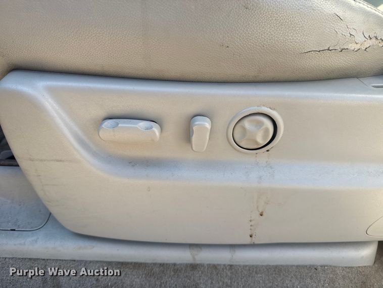 image for item EG8213 2008 Chevrolet Avalanche pickup truck