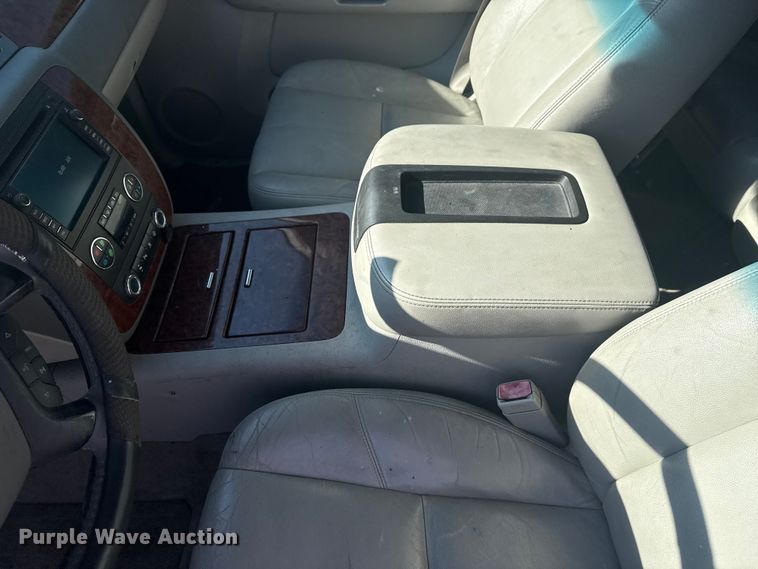 image for item EG8213 2008 Chevrolet Avalanche pickup truck