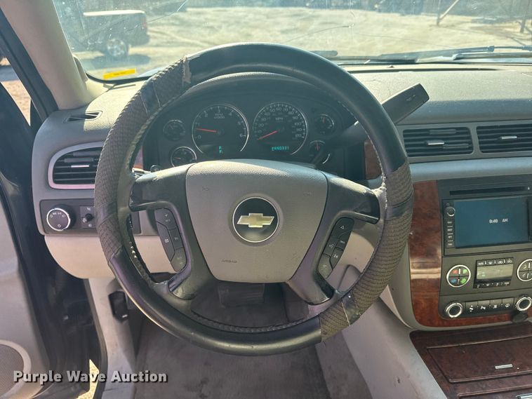 image for item EG8213 2008 Chevrolet Avalanche pickup truck