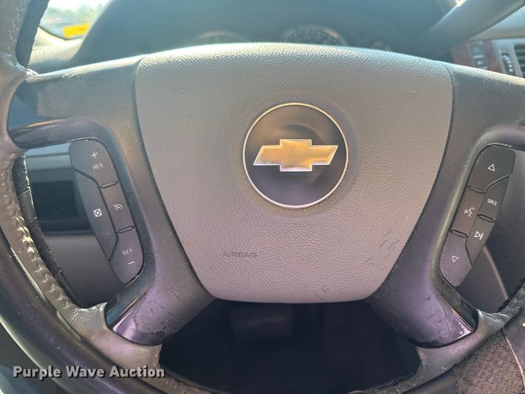 image for item EG8213 2008 Chevrolet Avalanche pickup truck