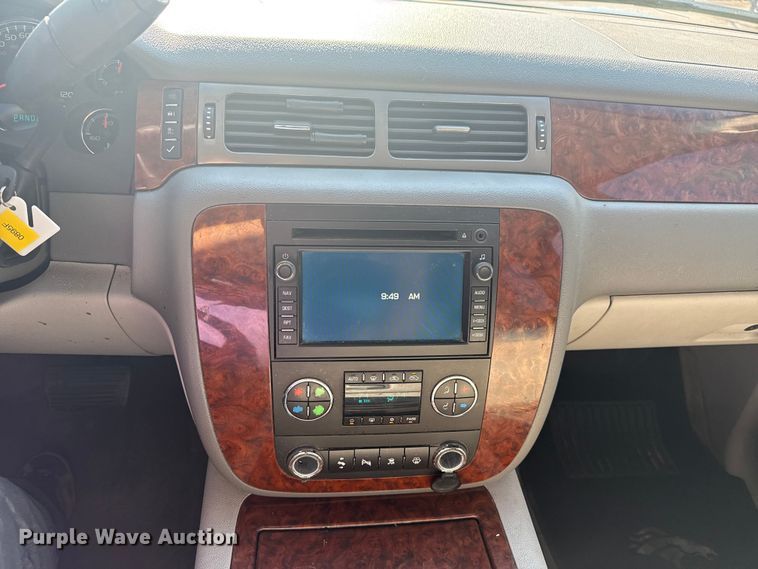 image for item EG8213 2008 Chevrolet Avalanche pickup truck