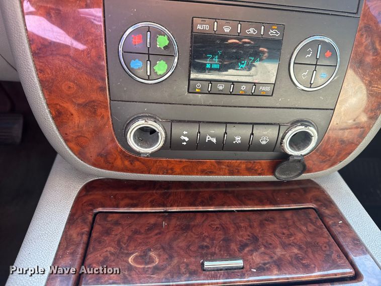 image for item EG8213 2008 Chevrolet Avalanche pickup truck