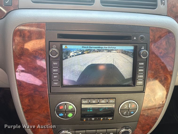 image for item EG8213 2008 Chevrolet Avalanche pickup truck