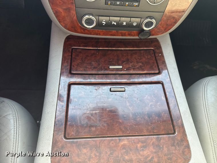 image for item EG8213 2008 Chevrolet Avalanche pickup truck