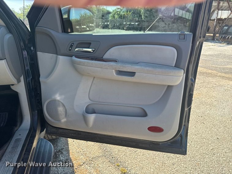 image for item EG8213 2008 Chevrolet Avalanche pickup truck