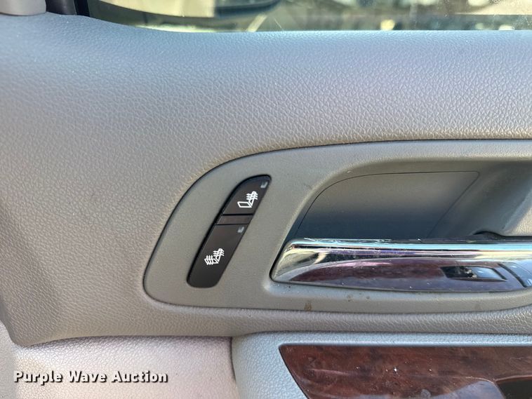 image for item EG8213 2008 Chevrolet Avalanche pickup truck