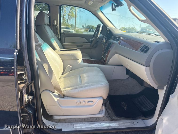 image for item EG8213 2008 Chevrolet Avalanche pickup truck