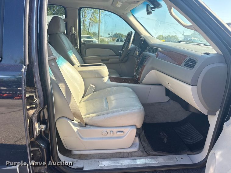 image for item EG8213 2008 Chevrolet Avalanche pickup truck