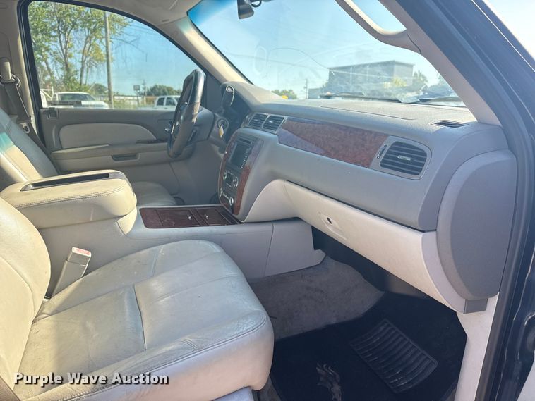 image for item EG8213 2008 Chevrolet Avalanche pickup truck