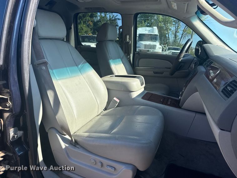 image for item EG8213 2008 Chevrolet Avalanche pickup truck