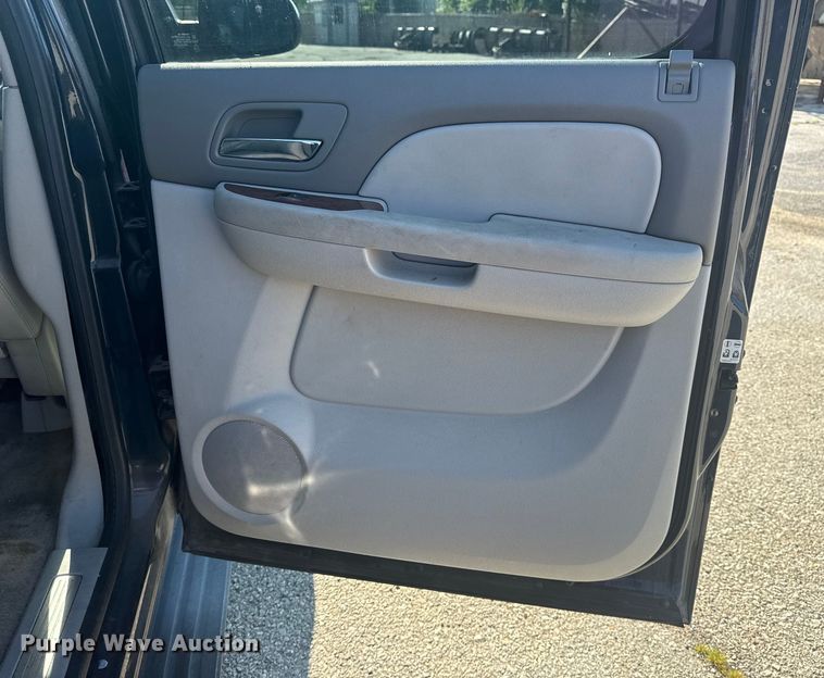 image for item EG8213 2008 Chevrolet Avalanche pickup truck