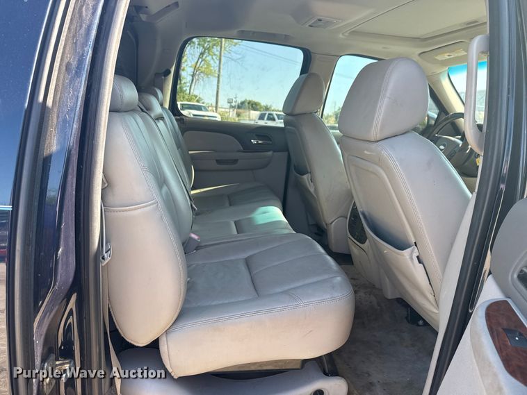 image for item EG8213 2008 Chevrolet Avalanche pickup truck