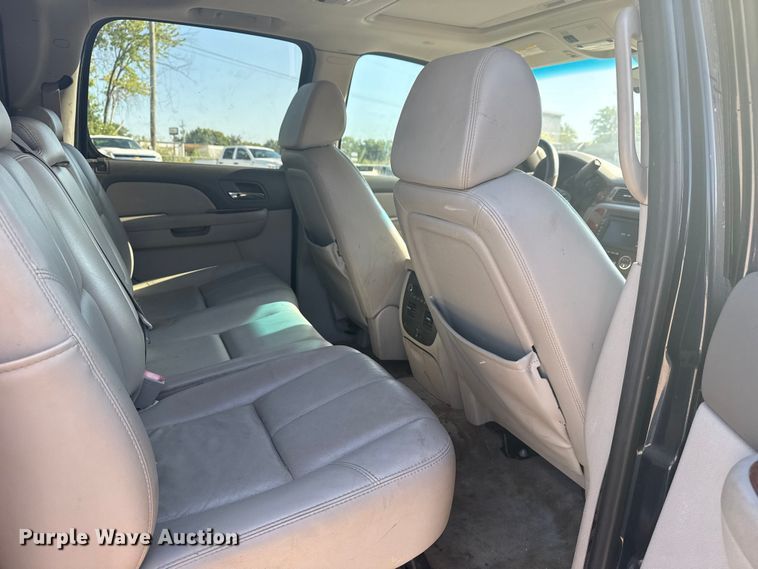 image for item EG8213 2008 Chevrolet Avalanche pickup truck