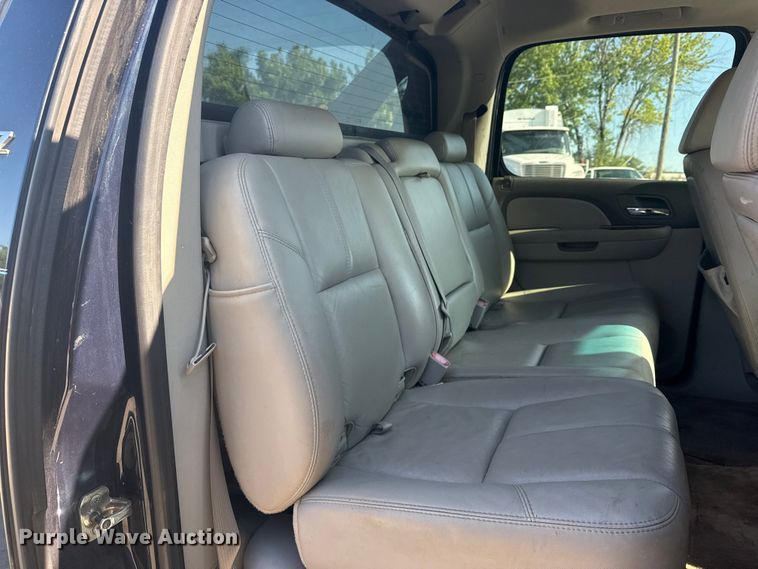 image for item EG8213 2008 Chevrolet Avalanche pickup truck