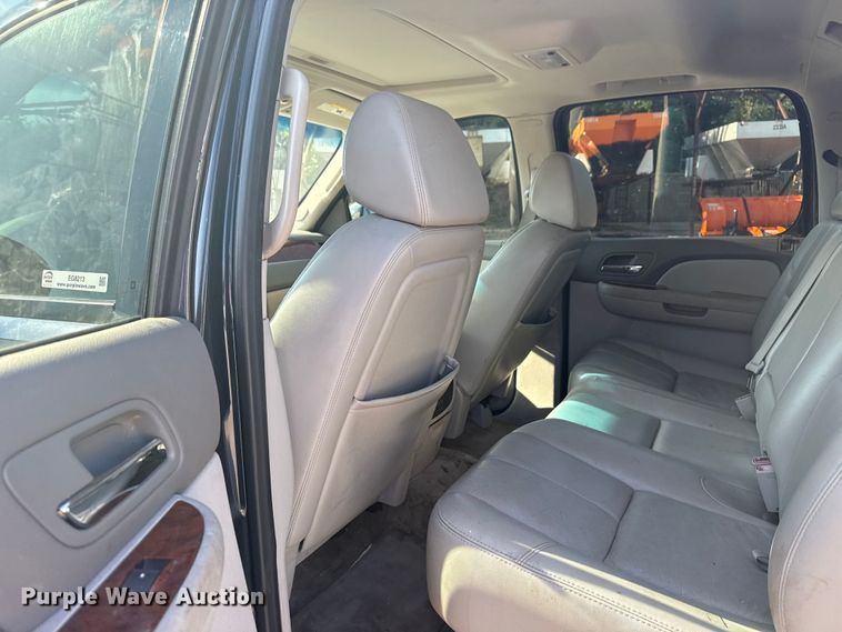 image for item EG8213 2008 Chevrolet Avalanche pickup truck