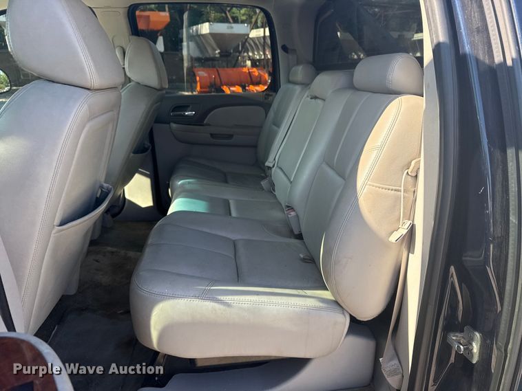 image for item EG8213 2008 Chevrolet Avalanche pickup truck