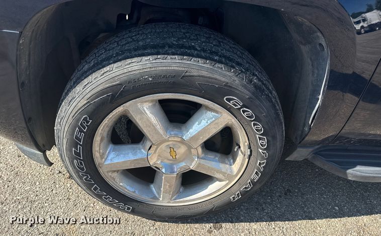 image for item EG8213 2008 Chevrolet Avalanche pickup truck