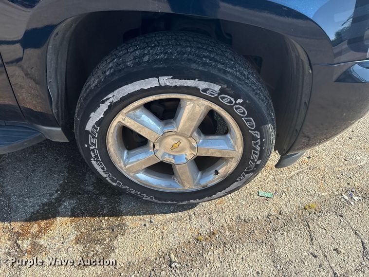 image for item EG8213 2008 Chevrolet Avalanche pickup truck