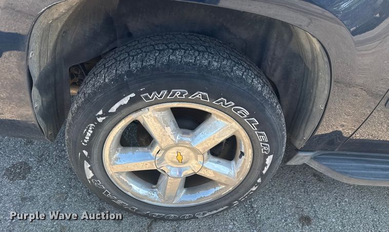 image for item EG8213 2008 Chevrolet Avalanche pickup truck