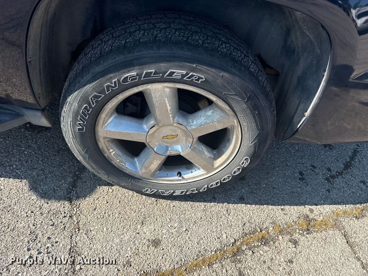 image for item EG8213 2008 Chevrolet Avalanche pickup truck