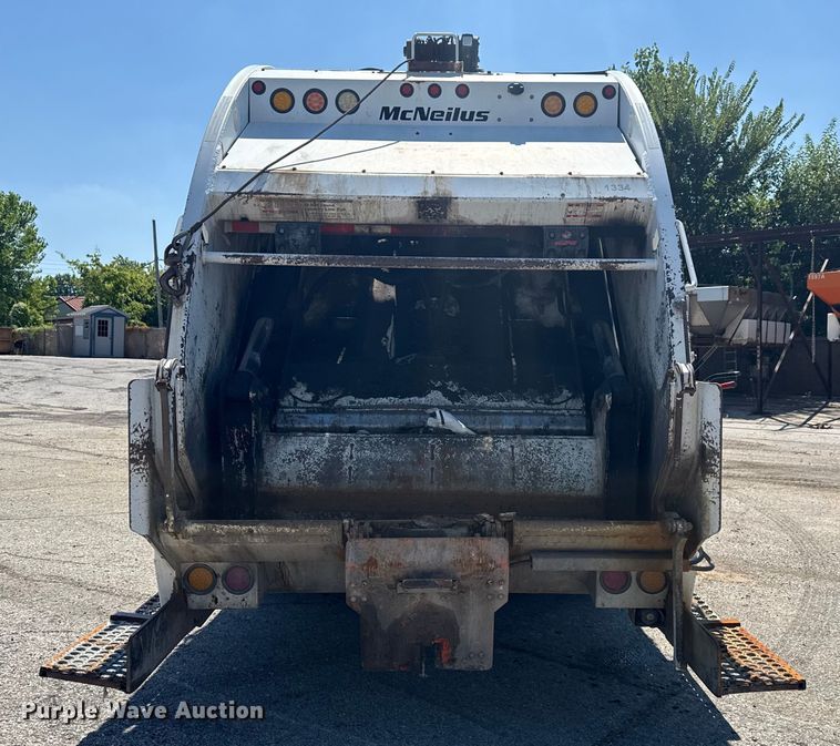 image for item EG8215 2013 Freightliner Business Class M2 refuse truck