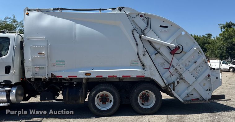 image for item EG8215 2013 Freightliner Business Class M2 refuse truck