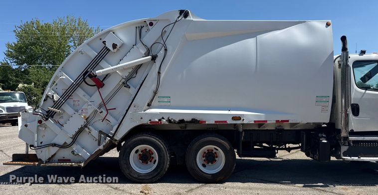 image for item EG8215 2013 Freightliner Business Class M2 refuse truck