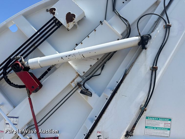 image for item EG8215 2013 Freightliner Business Class M2 refuse truck