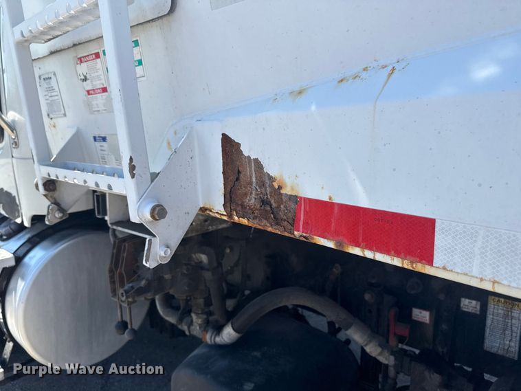 image for item EG8215 2013 Freightliner Business Class M2 refuse truck