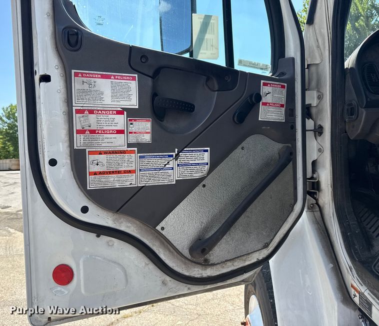 image for item EG8215 2013 Freightliner Business Class M2 refuse truck